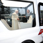 ダイムラーAGがローマ教皇に贈った特別な「Mクラス」とは ? - ローマ教皇専用車「Papamobile」