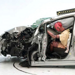 IIHS衝突試験の新評価で判明した人気車の意外な弱点とは? - Toyota Prius v 2012