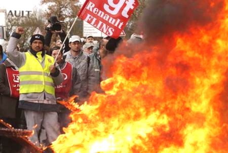 「仏自動車工場で従業員らが抗議デモ ! 労使の対立が鮮明に !」の2枚目の画像