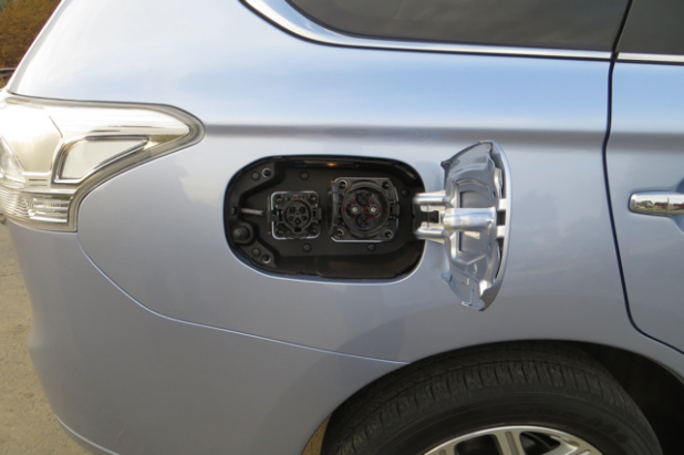 「三菱アウトランダーPHEVは発電できるハイブリッド電気自動車！　走行コストはガソリンの１／３も可!!」の19枚目の画像