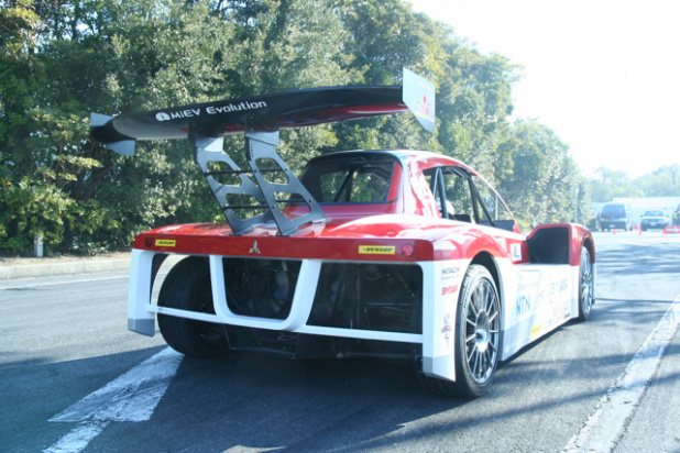 「[動画]エンジン音無しで電気自動車のレーシングカーは3秒で100km/hに! 【東京オートサロン2013】」の6枚目の画像