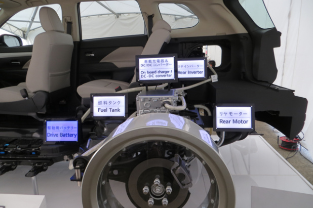 「三菱アウトランダーPHEVは発電できるハイブリッド電気自動車！　走行コストはガソリンの１／３も可!!」の15枚目の画像