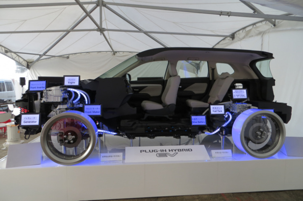 「三菱アウトランダーPHEVは発電できるハイブリッド電気自動車！　走行コストはガソリンの１／３も可!!」の17枚目の画像