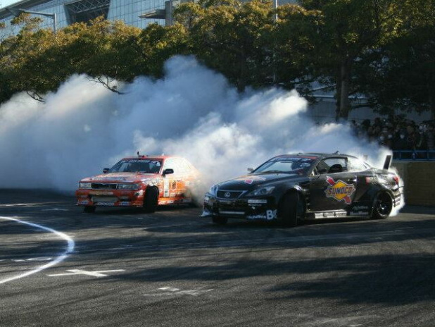 「【動画】まるで火事? レクサスIS350Cが煙に巻くD1GP Kick Off Drift 斎藤太吾選手【東京オートサロン2013】」の1枚目の画像