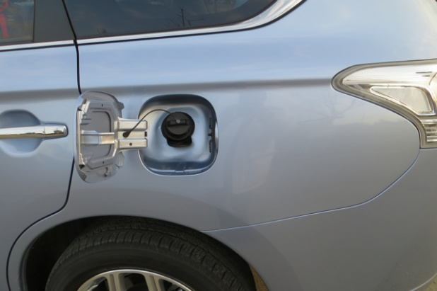 「三菱アウトランダーPHEVは発電できるハイブリッド電気自動車！　走行コストはガソリンの１／３も可!!」の18枚目の画像