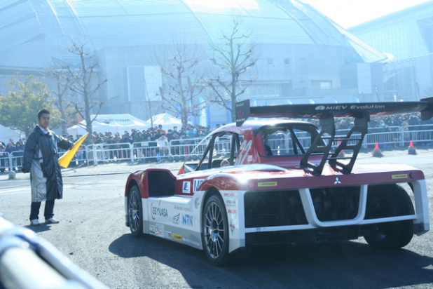 「[動画]エンジン音無しで電気自動車のレーシングカーは3秒で100km/hに! 【東京オートサロン2013】」の2枚目の画像