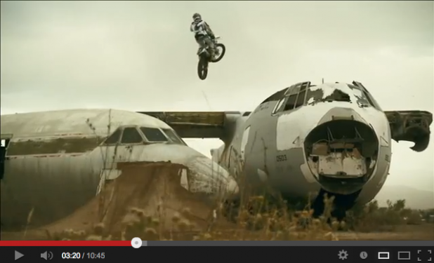 「【動画】バイクが軍用機の上を舞う! 飛び降りる! 超クールなスタントはオートバイのケン・ブロック!!」の1枚目の画像