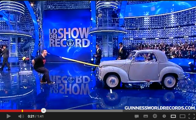 鼻から口にフックを引っ掛けて クルマを引っ張るギネス記録1 画像 意味不明 鼻から口にフックを引っ掛けて クルマを引っ張るギネス記録 動画 閲覧注意 Clicccar Com