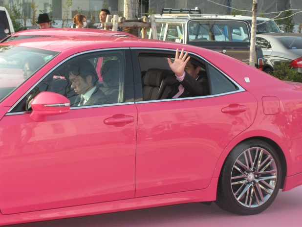 「ピンクオヤジNo.1は誰？ 愛されオヤジ10人がピンククラウンで渋谷を走る!」の9枚目の画像