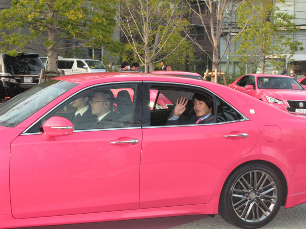 「ピンクオヤジNo.1は誰？ 愛されオヤジ10人がピンククラウンで渋谷を走る!」の3枚目の画像