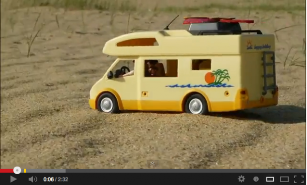 「砂丘を越えてサーフィンに行こう。ストップモーションアニメの力作【動画】」の1枚目の画像