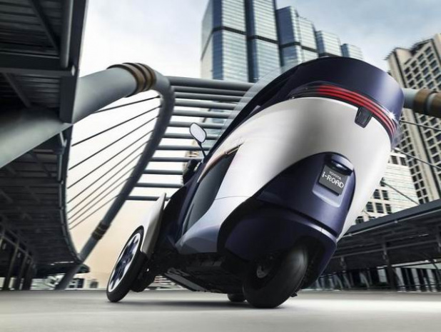 「トヨタ「i-ROAD」画像ギャラリー －新感覚のリーンして曲がる3輪の電気自動車」の3枚目の画像