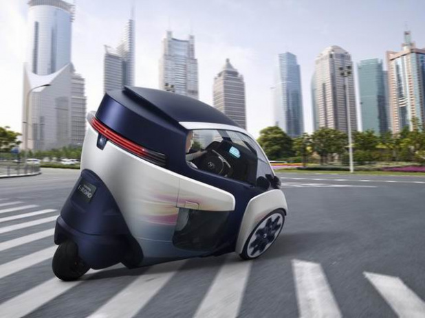 「トヨタ「i-ROAD」画像ギャラリー －新感覚のリーンして曲がる3輪の電気自動車」の4枚目の画像