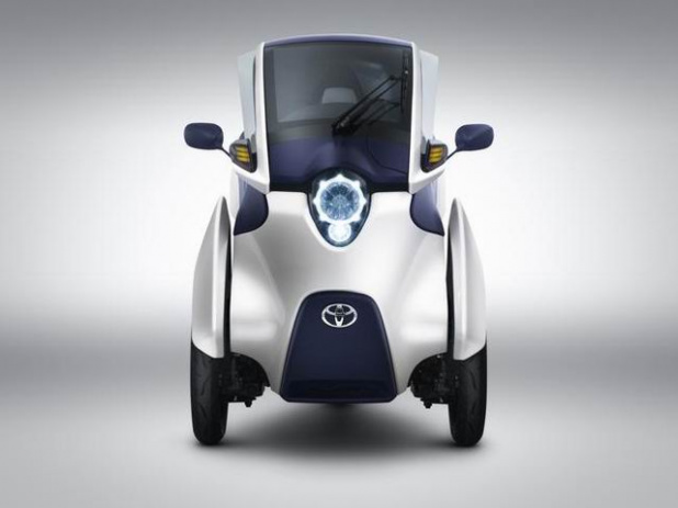 「トヨタ「i-ROAD」画像ギャラリー －新感覚のリーンして曲がる3輪の電気自動車」の5枚目の画像