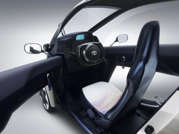「トヨタ「i-ROAD」画像ギャラリー －新感覚のリーンして曲がる3輪の電気自動車」の11枚目の画像
