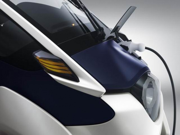 「トヨタ「i-ROAD」画像ギャラリー －新感覚のリーンして曲がる3輪の電気自動車」の13枚目の画像