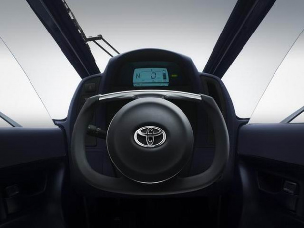 「トヨタ「i-ROAD」画像ギャラリー －新感覚のリーンして曲がる3輪の電気自動車」の14枚目の画像