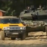【動画】ニュルブルクリンクの女王VS最新鋭戦車 オフロードでガチンコ対決！ - ハマーH2ｖｓ戦車