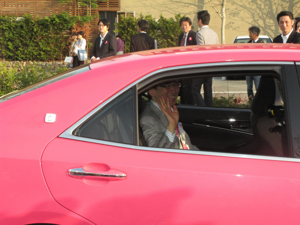 「ピンクオヤジNo.1は誰？ 愛されオヤジ10人がピンククラウンで渋谷を走る!」の10枚目の画像