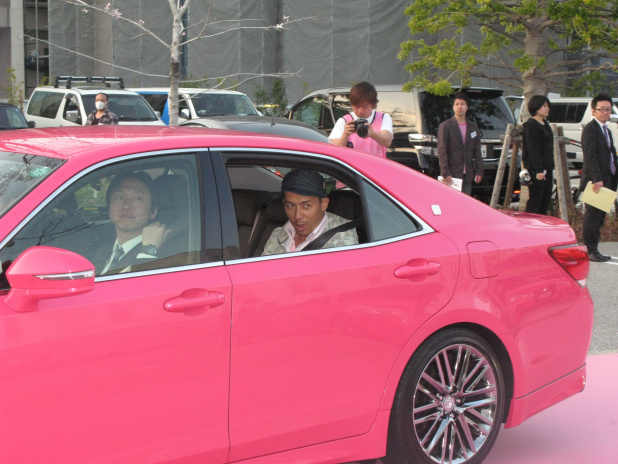 「ピンクオヤジNo.1は誰？ 愛されオヤジ10人がピンククラウンで渋谷を走る!」の2枚目の画像