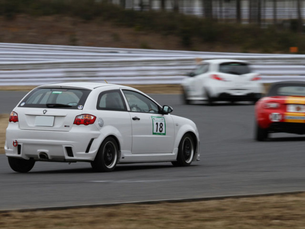 「日本初！話題のマレーシア車、プロトン サトリア・ネオでサーキットレースを走ってみた。」の4枚目の画像