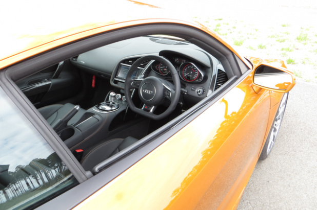 「アウディR8は、意外にも乗りやすくって誰でも速く走れちゃうアブナいクルマ？【Audi R8 試乗】」の3枚目の画像