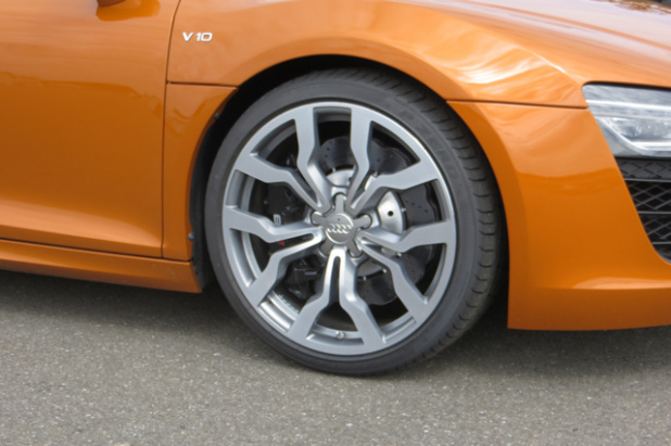 「アウディR8は、意外にも乗りやすくって誰でも速く走れちゃうアブナいクルマ？【Audi R8 試乗】」の9枚目の画像
