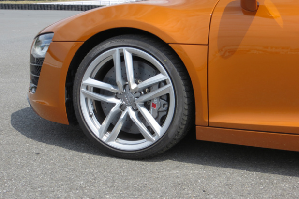 「アウディR8は、意外にも乗りやすくって誰でも速く走れちゃうアブナいクルマ？【Audi R8 試乗】」の17枚目の画像