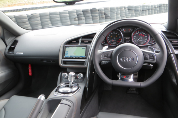 「アウディR8は、意外にも乗りやすくって誰でも速く走れちゃうアブナいクルマ？【Audi R8 試乗】」の6枚目の画像