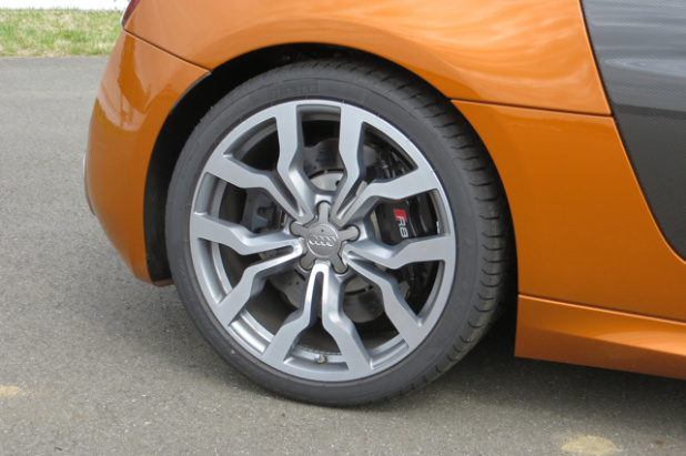 「アウディR8は、意外にも乗りやすくって誰でも速く走れちゃうアブナいクルマ？【Audi R8 試乗】」の10枚目の画像