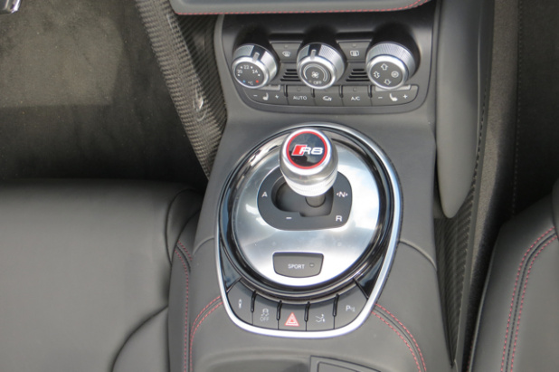 「アウディR8は、意外にも乗りやすくって誰でも速く走れちゃうアブナいクルマ？【Audi R8 試乗】」の29枚目の画像