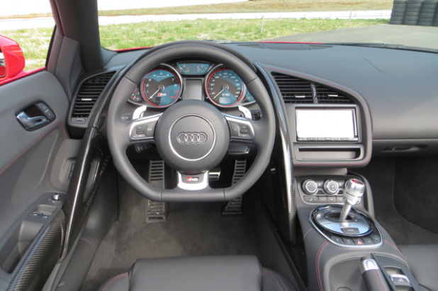 「アウディR8は、意外にも乗りやすくって誰でも速く走れちゃうアブナいクルマ？【Audi R8 試乗】」の31枚目の画像