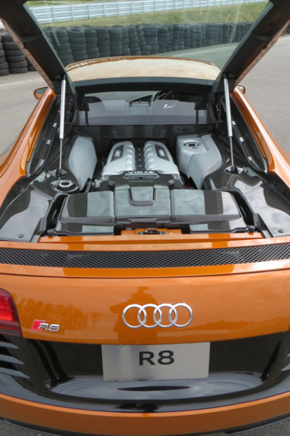 「アウディR8は、意外にも乗りやすくって誰でも速く走れちゃうアブナいクルマ？【Audi R8 試乗】」の8枚目の画像