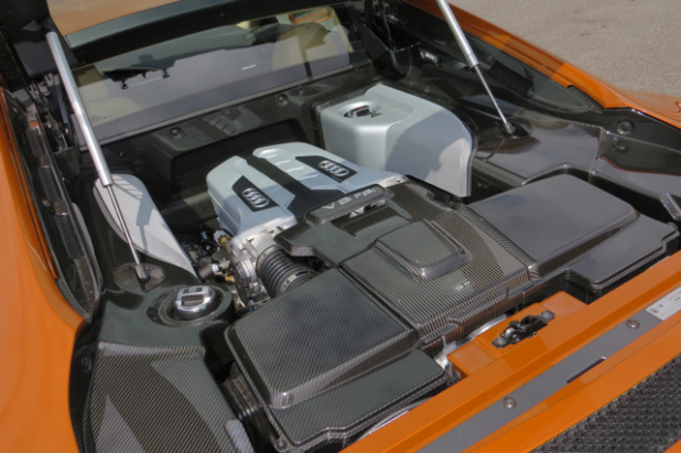 「アウディR8は、意外にも乗りやすくって誰でも速く走れちゃうアブナいクルマ？【Audi R8 試乗】」の20枚目の画像