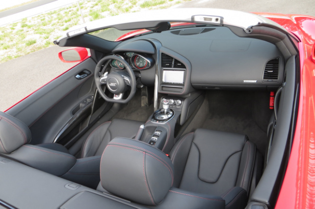 「アウディR8は、意外にも乗りやすくって誰でも速く走れちゃうアブナいクルマ？【Audi R8 試乗】」の30枚目の画像