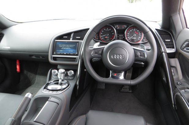 「アウディR8は、意外にも乗りやすくって誰でも速く走れちゃうアブナいクルマ？【Audi R8 試乗】」の1枚目の画像