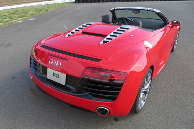 「アウディR8は、意外にも乗りやすくって誰でも速く走れちゃうアブナいクルマ？【Audi R8 試乗】」の34枚目の画像