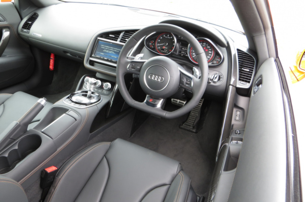 「アウディR8は、意外にも乗りやすくって誰でも速く走れちゃうアブナいクルマ？【Audi R8 試乗】」の2枚目の画像