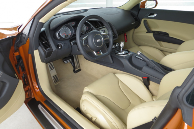 「アウディR8は、意外にも乗りやすくって誰でも速く走れちゃうアブナいクルマ？【Audi R8 試乗】」の15枚目の画像