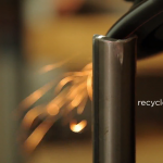 【動画】これぞ究極のリサイクル!?　クルマのスクラップから生まれる自転車 - スクリーンショット 2013-05-16 6.08.03