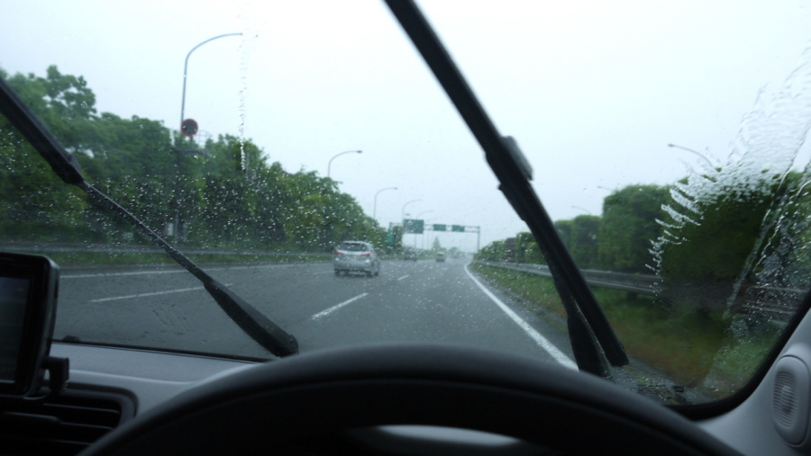 知っておきたいフロントウイドウの撥水とワイパー交換 梅雨時ドライブ対策 Clicccar Com