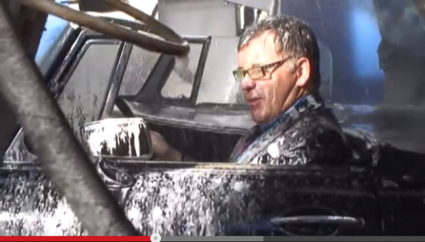 「オープンカーで自動洗車機に突入してずぶ濡れ！でもなんのため？」の2枚目の画像
