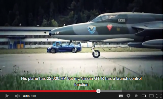 「日産GT-R v.s. ジェット戦闘機はどっちが速い？【動画】」の1枚目の画像