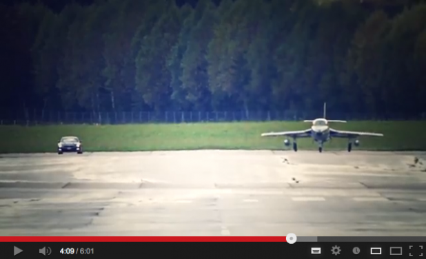 「日産GT-R v.s. ジェット戦闘機はどっちが速い？【動画】」の2枚目の画像