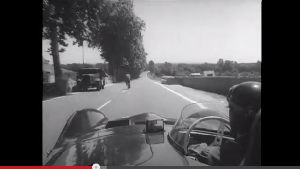 「1956年「ル・マン24」優勝ドライバーが公道で自転車をブチ抜いて走る貴重映像【動画】」の1枚目の画像