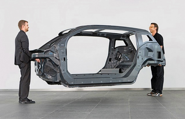 「BMWが量産車で超軽量「炭素繊維」を採用 ! 日本でも普及促進へ !」の8枚目の画像