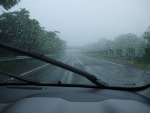 「【動画】クルマの運転中にゲリラ豪雨！正しく乗り切る方法5つ」の2枚目の画像