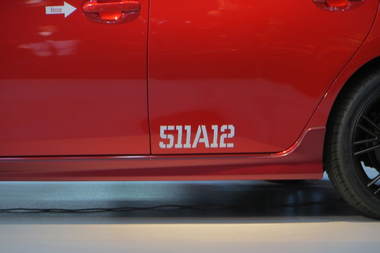 Char Auris 14 画像 シャア専用オーリス 市販型を正式発表 専用ナビは900台限定 動画 Clicccar Com