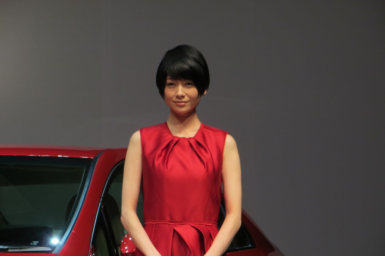 Sai Yoko Maki 1309 04 画像 トヨタ Sai の新cmに真木よう子が選ばれた理由とは Clicccar Com