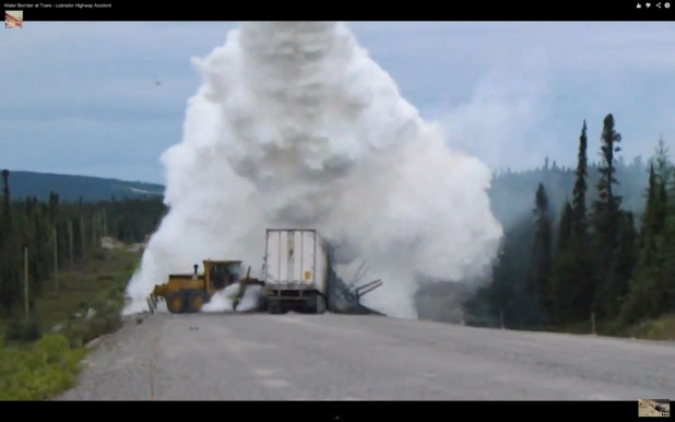 「トラック火災を消火した飛行機の水爆撃がスゴい【動画】」の2枚目の画像